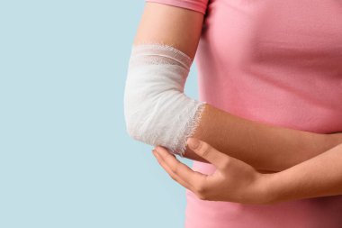 Renkli dirseği olan kadın.