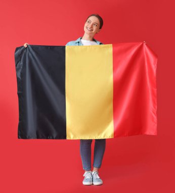 Geçmişinde Belçika bayrağı olan genç bir kadın
