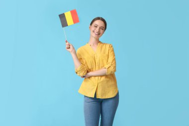 Geçmişinde Belçika bayrağı olan genç bir kadın