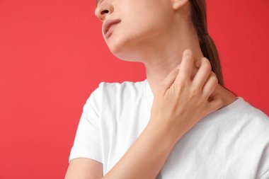 Genç bir kadın kendini renklerle çiziyor.