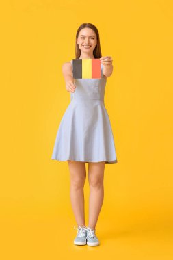 Geçmişinde Belçika bayrağı olan genç bir kadın