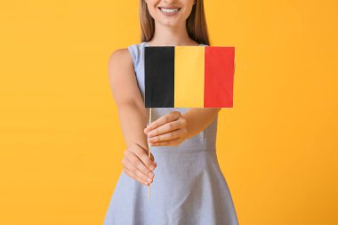 Geçmişinde Belçika bayrağı olan genç bir kadın