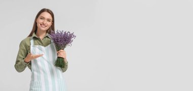 Hafif arka planda lavantalı kadın bahçıvan