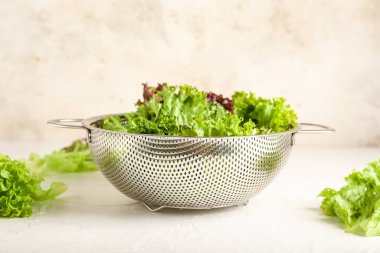 Hafif arka planda taze marul ile kolander