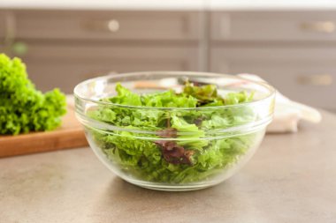 Mutfaktaki masada bir kase taze marul.