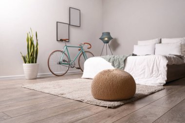 Modern yatak odasının içinde bisiklet ve puf