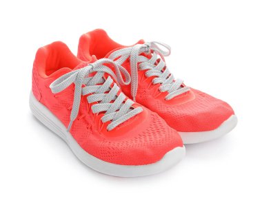 Beyaz arka planda bağcıklı spor ayakkabılar.