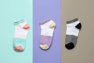 Renk arkaplanında farklı çoraplar