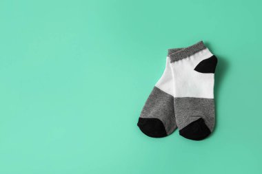 Renkli arka planda bir çift şık çorap