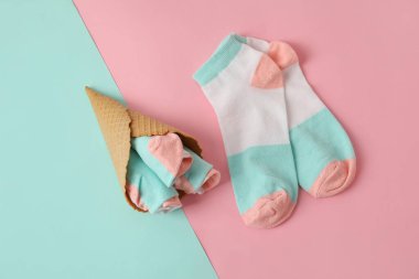 Waffle külahlı yaratıcı kompozisyon ve renk arkaplanlı çoraplar