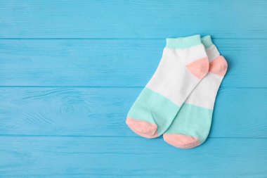 Mavi ahşap arka planda bir çift çorap.