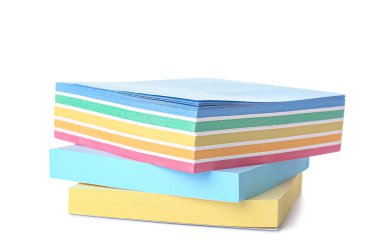 Beyaz arka plan üzerinde renkli yapışkan notlar