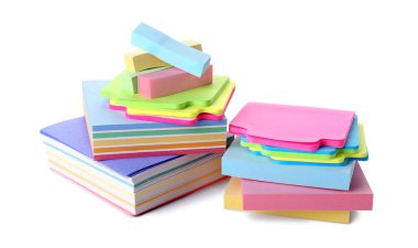 Beyaz arka plan üzerinde renkli yapışkan not yığınını