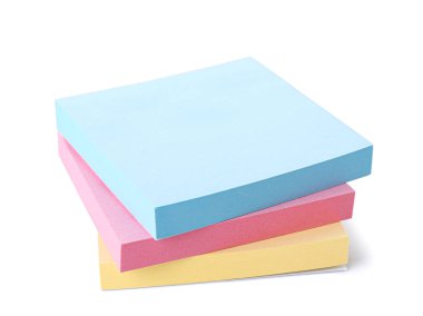 Beyaz arka plan üzerinde renkli yapışkan notlar