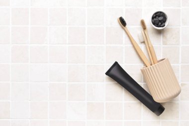 Aktif karbon, hap ve fırça içeren siyah diş macunu.