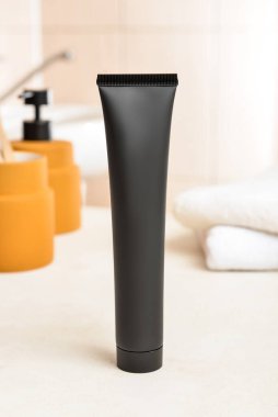 Banyodaki masada aktif karbon içeren siyah diş macunu.