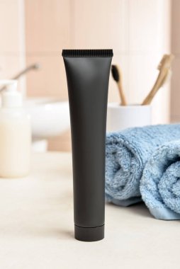 Banyodaki masada aktif karbon içeren siyah diş macunu.