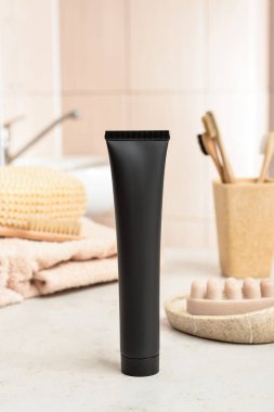 Banyodaki masada aktif karbon içeren siyah diş macunu.