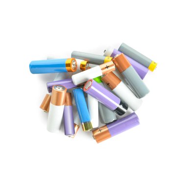 Beyaz arkaplanda izole edilmiş farklı alkali piller