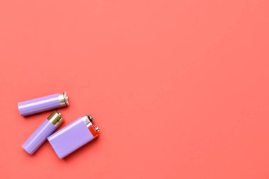 Kırmızı arkaplanda alkali piller, üst görünüm