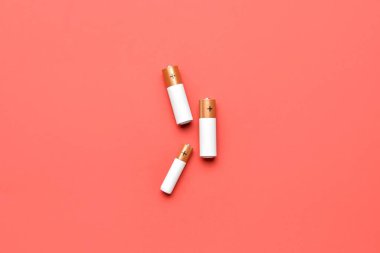 Kırmızı arkaplanda alkali piller, üst görünüm