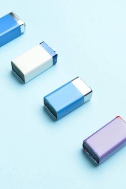 Mavi arkaplandaki alkali piller