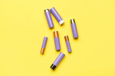 Sarı arkaplana saçılmış alkali piller