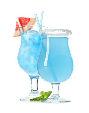 Beyaz arka planda Mavi Göl Kokteyli