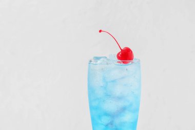 Açık arkaplanda bir bardak Mavi Göl kokteyli, yakın plan.