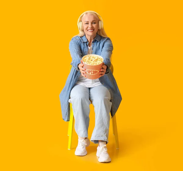 Volwassen Vrouw Met Lekkere Popcorn Kleur Achtergrond — Stockfoto