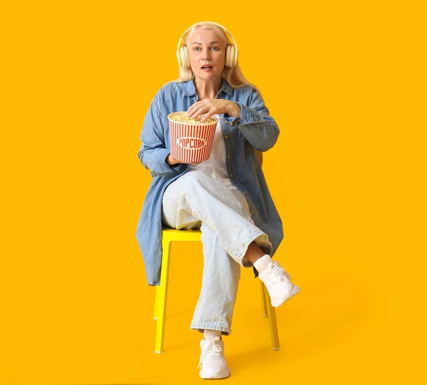 Зрелая Женщина Вкусным Попкорном Цветном Фоне — стоковое фото
