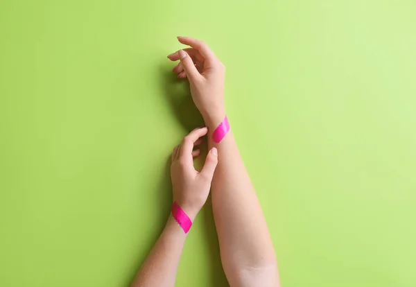 Жіночі Руки Медичними Штукатурками Зеленому Тлі — стокове фото