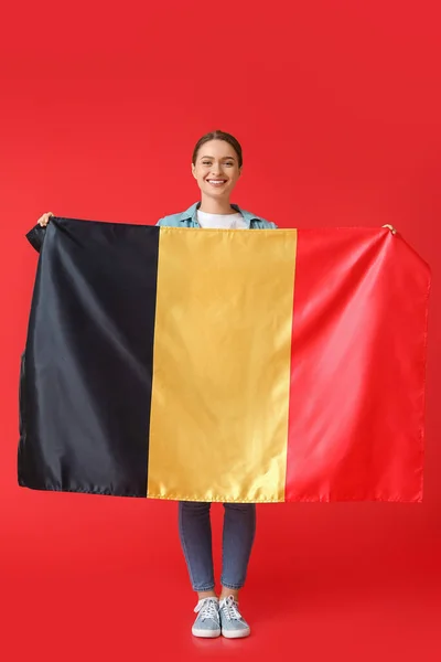 ベルギーの国旗を背景にした若い女性 — ストック写真