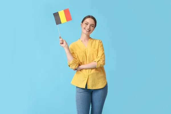 Молодая Женщина Флагом Бельгии Цветном Фоне — стоковое фото