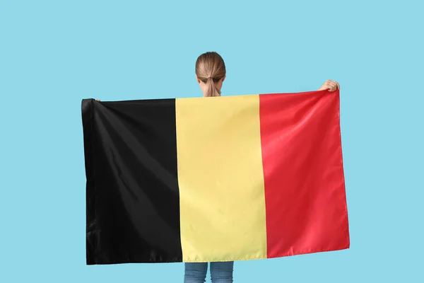 Ung Kvinna Med Flagga Belgien Färg Bakgrund Baksida Visa — Stockfoto