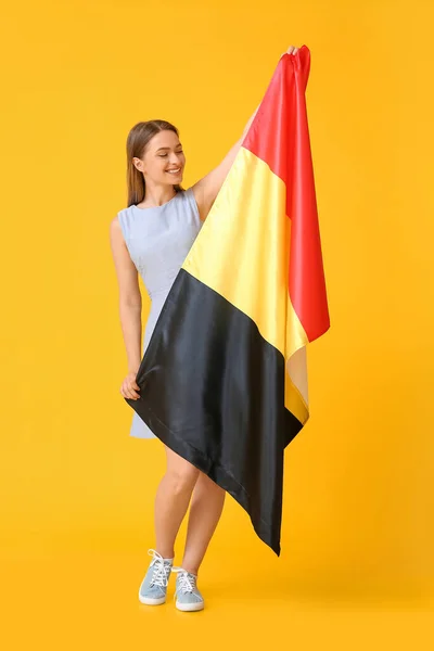 Jonge Vrouw Met Vlag Van België Kleur Achtergrond — Stockfoto