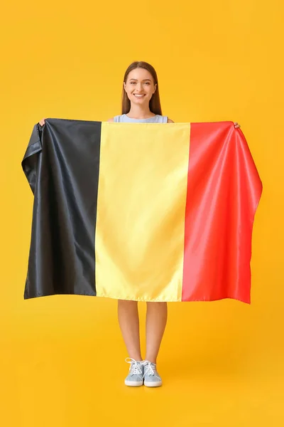 Junge Frau Mit Belgischer Flagge Auf Farbigem Hintergrund — Stockfoto