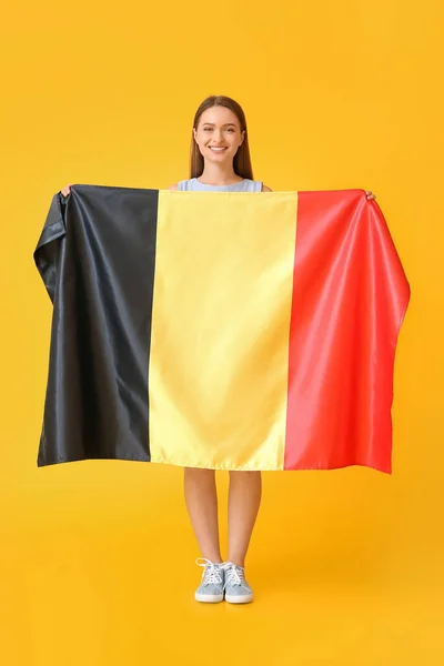 Mujer Joven Con Bandera Bélgica Fondo Color — Foto de Stock