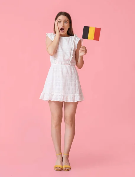 Verrast Jonge Vrouw Met Vlag Van België Kleur Achtergrond — Stockfoto