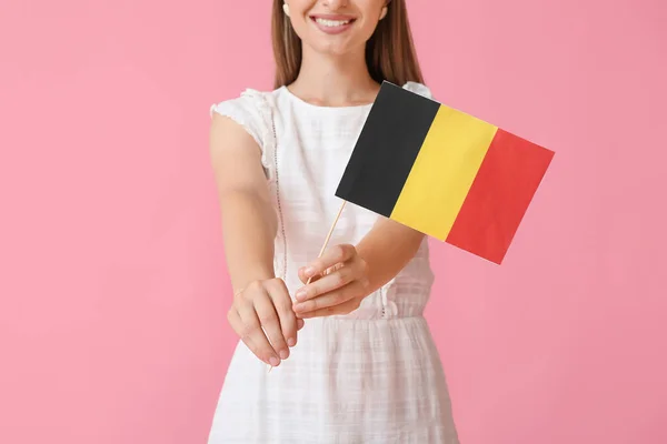 Ung Kvinna Med Flagga Belgien Färg Bakgrund — Stockfoto