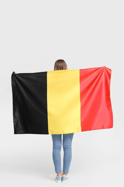 身披比利时国旗的年轻女子 背景浅 后视镜 — 图库照片