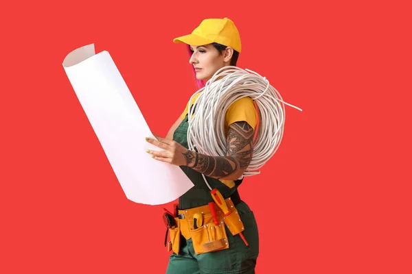 Kvinna Elektriker Med Hus Plan Färg Bakgrund — Stockfoto