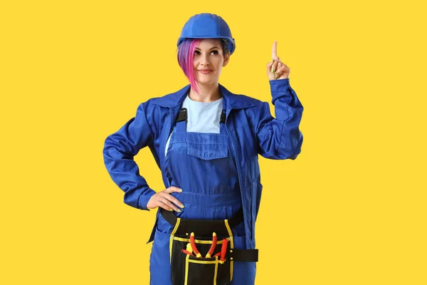 Female Electrician Pointing Something Color Background — Stock Photo, Image