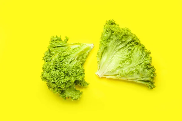 Manojos Lechuga Fresca Sobre Fondo Amarillo — Foto de Stock