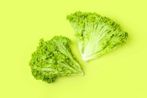 Manojos Lechuga Fresca Sobre Fondo Verde — Foto de Stock