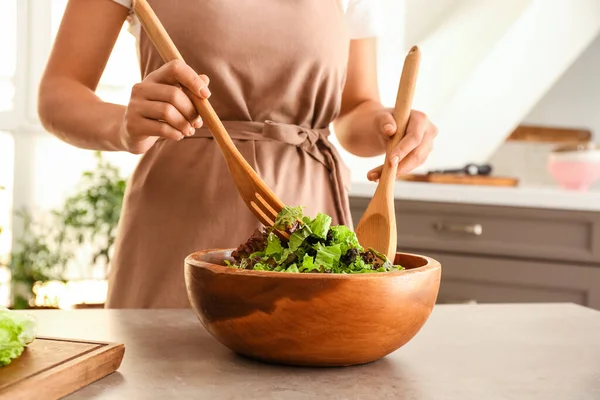 Donna Che Prepara Gustosa Insalata Con Foglie Lattuga Fresche Cucina — Foto Stock