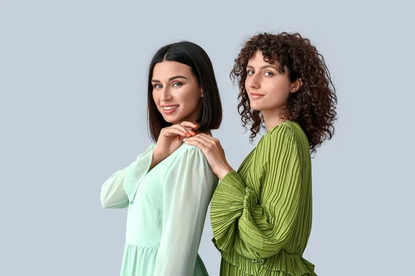 Hermanas Sonrientes Pie Sobre Fondo Gris — Foto de Stock