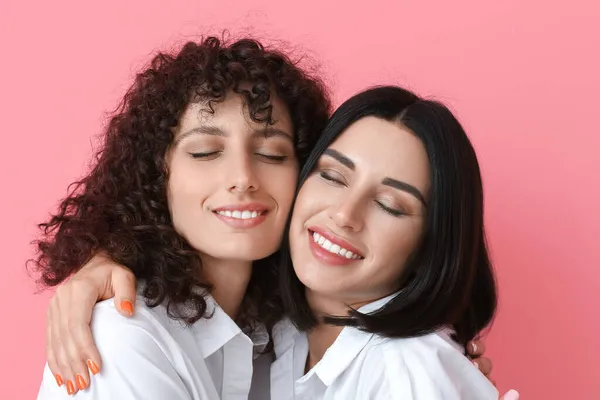 Szczęśliwe Siostry Zamkniętymi Oczami Przytulające Się Koloru Tła Zbliżenie — Zdjęcie stockowe