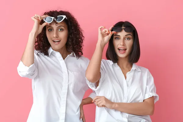 Retrato Hermosas Hermanas Con Gafas Sol Sobre Fondo Color — Foto de Stock