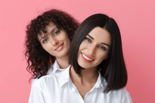 Retrato Hermanas Sonrientes Sobre Fondo Color — Foto de Stock